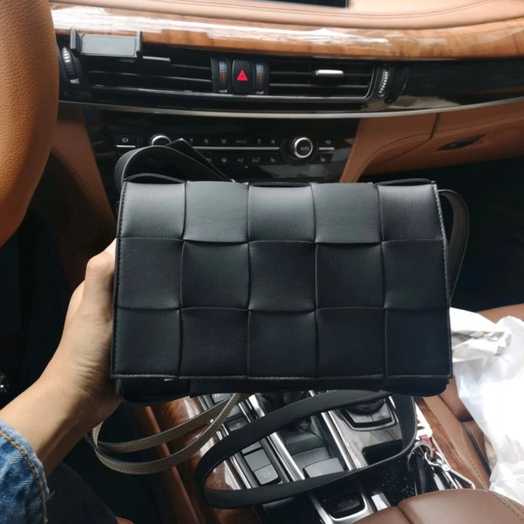 It looks like a men's bag, but it's actually very unisex. As a girl, I can't help but love it, and boys don't look too girly when carrying it.